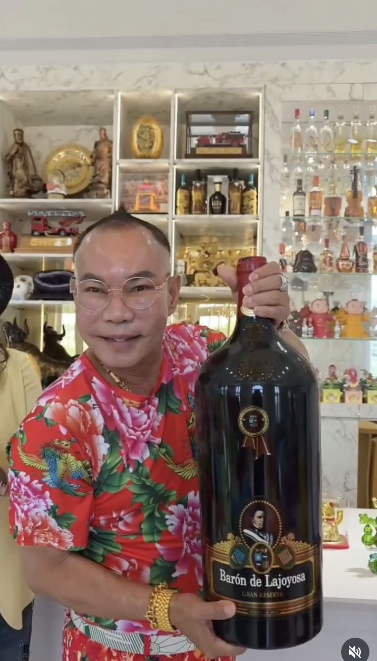 胡漢龑收9000毫升的紅酒驚呆。(圖/翻攝自胡漢龑IG)