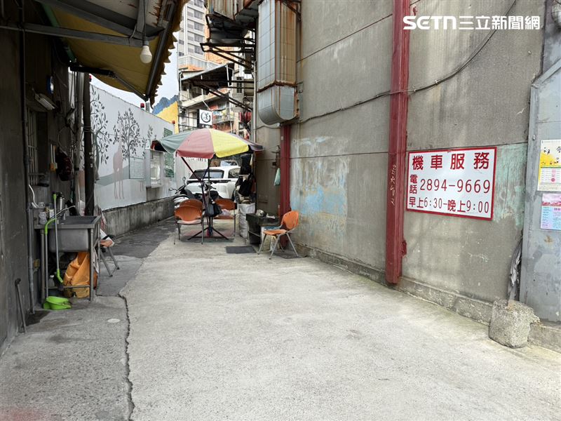 「9669」車行大哥透露，店內共有8名司機，最年輕也已經60歲。（圖／記者李育道攝影）