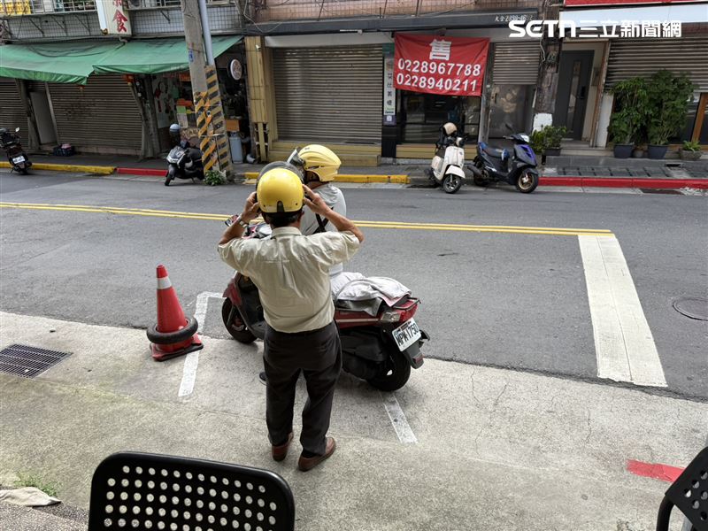 這群被稱為「限時專送」的機車阿伯，曾穿梭北投酒家、溫泉區接送侍應生，如今則成為居民買菜、送便當、拿藥的生活幫手。（圖／記者李育道攝影）