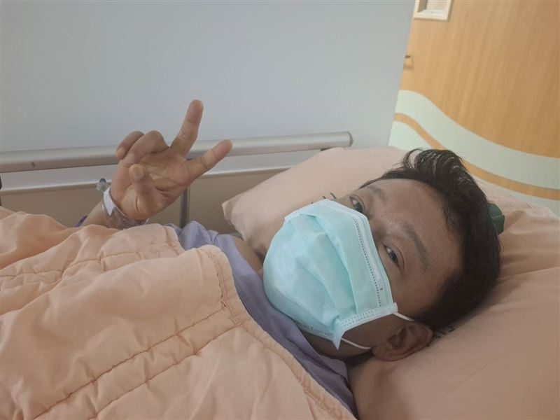 金馬影帝李康生驚傳緊急住院動刀,稍早動完手術後,蔡明亮捎來「最新病況」。(圖/翻攝自蔡明亮臉書)