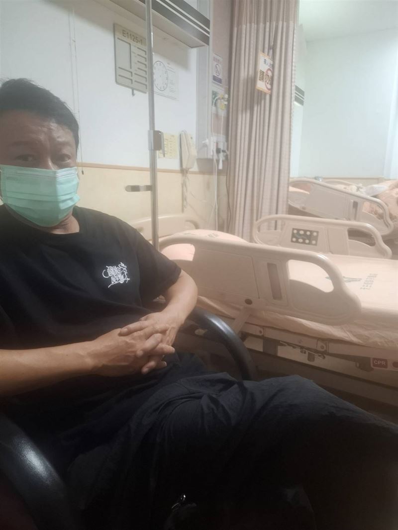 李康生近期覺得胸部有些問題,前往醫院進行詳細檢查後,聽從醫生建議決定立刻接受「心導管手術」。(圖/翻攝自蔡明亮臉書)