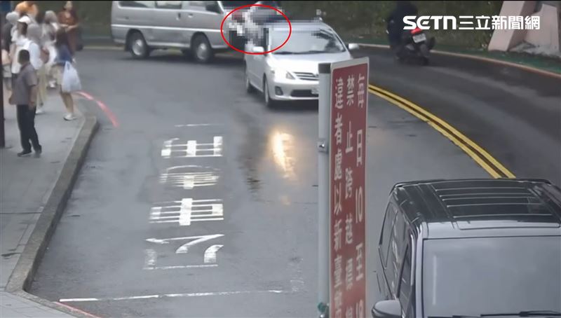 廂型車失控推撞騎士,下秒他墜地遭輾慘死輪下。(圖/翻攝畫面)