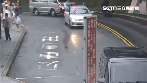 新／九份廂型車撞輾騎士　3秒奪命畫面曝