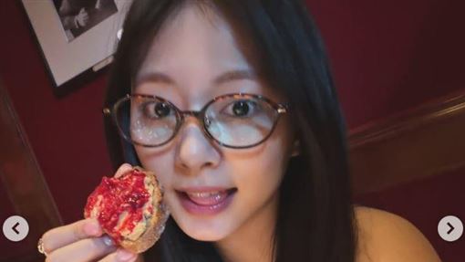 子瑜私照曝光！長腿黑絲襪街拍太犯規