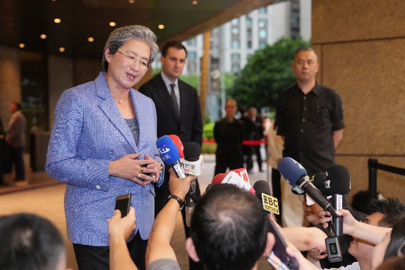 AMD董事長暨執行長蘇姿丰（前左）快閃訪台，並說AMD在台灣有非常棒的合作夥伴。（圖／中央社）