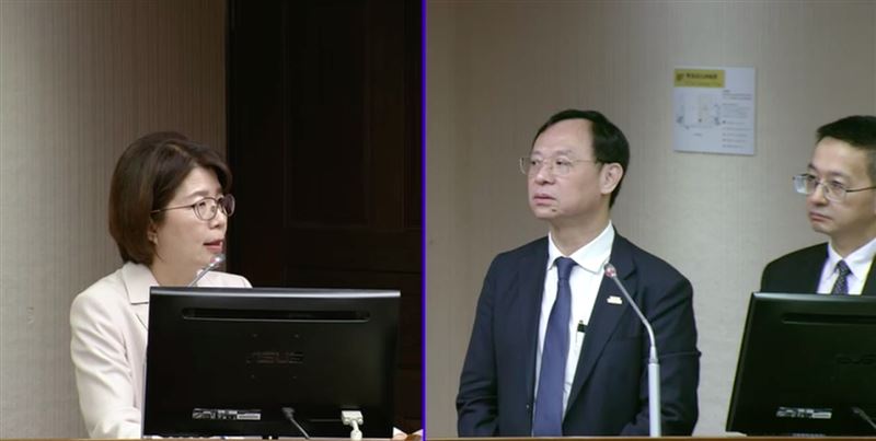 立委黃秀芳（左）表示，流感加強型疫苗採購數量跟原先預期有落差，盼政府未來能多購買加強型疫苗，擴大長者保護力。（圖／翻攝自立院議事轉播IVOD）
