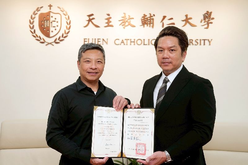 前職棒球星周思齊（右）21日重返母校輔仁大學，接受校長藍易振頒發傑出校友證書。（圖／球芽基金提供）