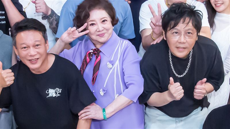 李康生(左起)、陳淑芳、姜寧出席《漫長的告別》殺青酒。(圖/禾力文創提供)