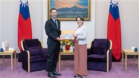 副總統接見美智庫訪團副總統蕭美琴（右）21日接見2026美國智庫「新美國安全中心」（CNAS）訪團，感謝CNAS多年來持續促進年輕世代、下世代領袖間的交流，更深入理解台灣及共同面臨的挑戰與機會，持續以各種方式深化台美夥伴關係。（總統府提供）中央社記者溫貴香傳真　115年5月21日