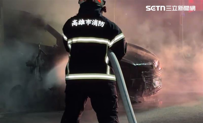 消防隊員獲報後火速趕抵，立即佈水線灌救，在最短時間內將火勢控制撲滅。（圖／翻攝畫面）