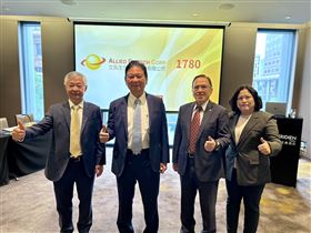 立弘董事長楊正利（左2）、總經理林清輝（右2）、營運長楊斌（左1）、財會主管楊幸慧（右1）合影。（圖／記者余國棟攝影）