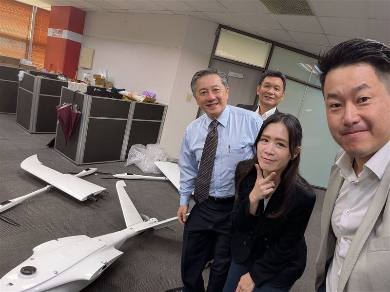 陳柏惟（右）發文，曬出台灣無人機組裝部件照片。（圖／翻攝自3Qi.tw 陳柏惟）