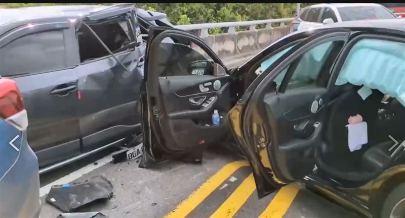 賓士轎車與另外兩台車發生連環追撞事故。（圖／翻攝畫面）