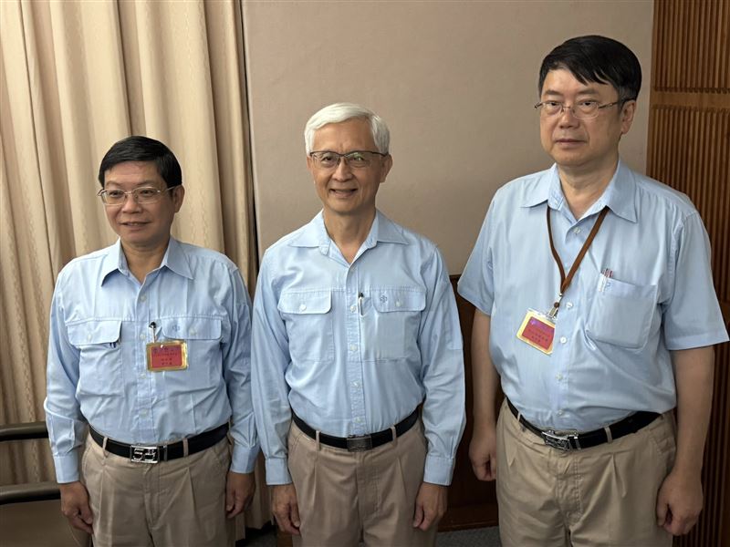 中鋼股東會釋出樂觀訊號，受惠訂單遞延，4月營運見曙光，預告5至7月鋼價漲幅將「更紮實」。面對AI吸金導致股價委屈，董座坦言資金難控，強調「轉型要花錢，公司先賺錢」，將全力衝刺精緻鋼品至12.8%，以基本面迎戰市場變局。（圖／記者師瑞德攝影）