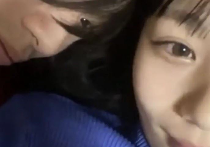 根據日網消息指出，本月有網友在Ｘ平台預告「明天來爆乃木坂46的料吧～」，隔天便陸續流出岡本姬奈與一名素人男子的貼臉親密照。（圖／翻攝自X平台）