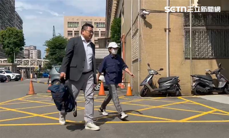 黃子佼涉肇事逃逸被起訴，新北地院二度開庭，黃子佼面對現場媒體不發一語，加快腳步走進法院內。（圖／翻攝畫面）