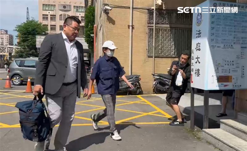 黃子佼涉肇事逃逸被起訴，新北地院二度開庭，黃子佼面對現場媒體不發一語，加快腳步走進法院內。（圖／翻攝畫面）