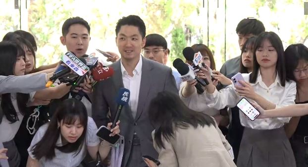 蔣萬安被問到，是否會覺得鄭麗文是票房毒藥？他並沒有回應，只說了「謝謝喔」（圖／翻攝畫面）