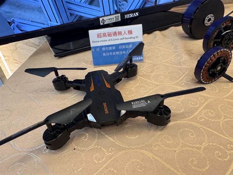 挺過對岸上億噸傾銷海嘯！中鋼靠毛率佔比破九成的「精緻鋼品」殺出重圍，4月成功由虧轉盈、出貨創高。面對碳有價時代，經營層震撼宣布一號高爐將於118年退役，誓言以大破大立的轉型決心，讓全年業績霸氣甩開陰霾。（圖／記者師瑞德攝影）