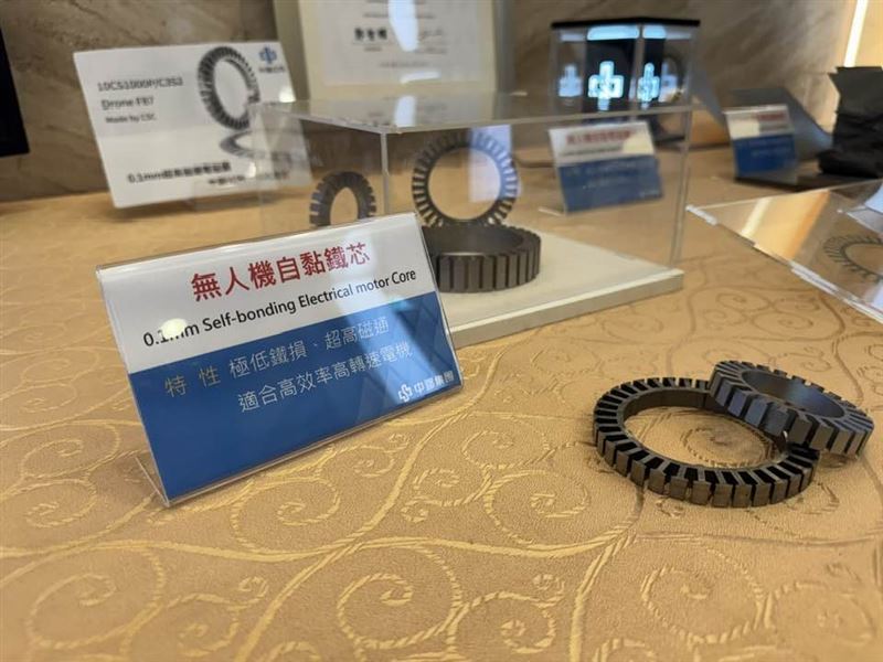 挺過對岸上億噸傾銷海嘯！中鋼靠毛率佔比破九成的「精緻鋼品」殺出重圍，4月成功由虧轉盈、出貨創高。面對碳有價時代，經營層震撼宣布一號高爐將於118年退役，誓言以大破大立的轉型決心，讓全年業績霸氣甩開陰霾。（圖／記者師瑞德攝影）