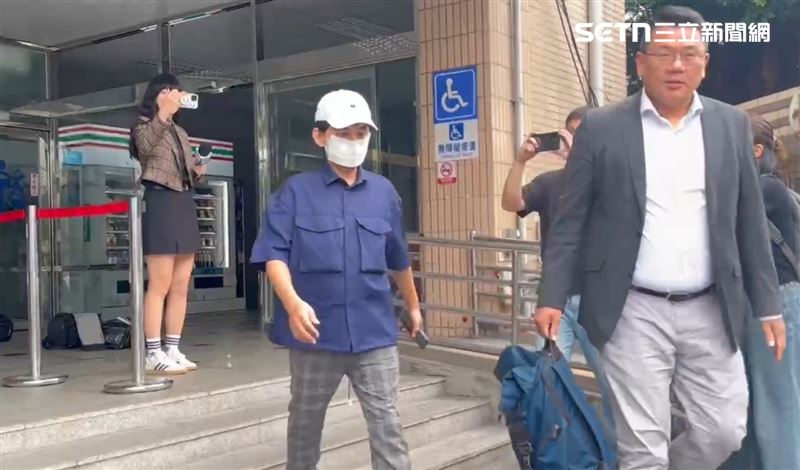 黃子佼涉肇事逃逸被起訴，新北地院二度開庭，面對現場媒體不發一語。（圖／翻攝畫面）