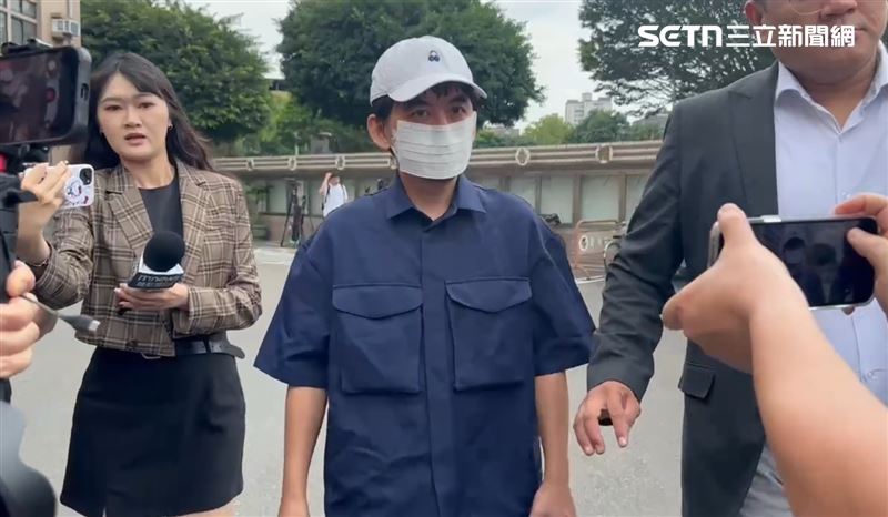 黃子佼涉肇事逃逸被起訴，新北地院二度開庭，面對現場媒體不發一語。（圖／翻攝畫面）
