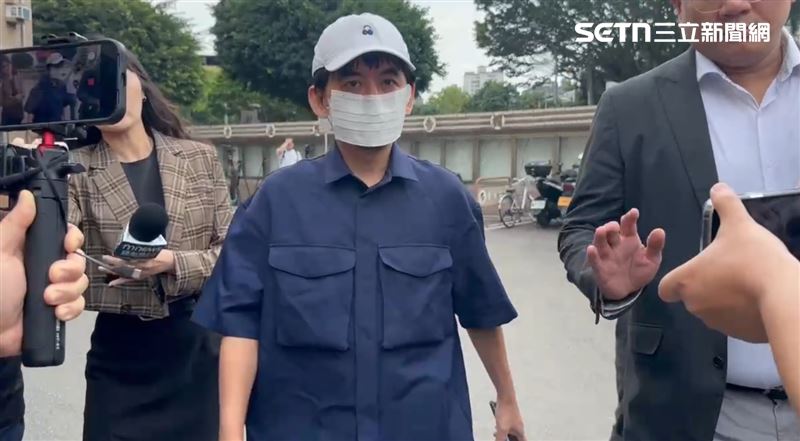 黃子佼涉肇事逃逸被起訴，新北地院二度開庭，面對現場媒體不發一語。（圖／翻攝畫面）