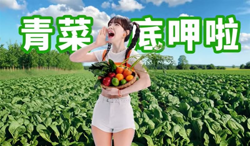 李多慧綁著雙辮造型，穿著亮橘色服裝，在美食街邊唱邊跳。（圖／翻攝自BOMYTV YT）