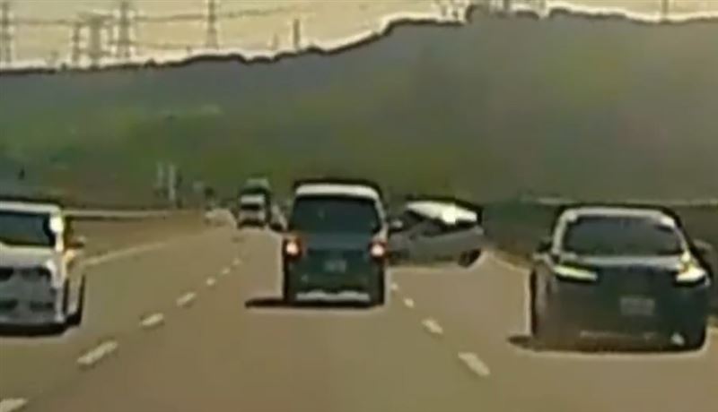 白色轎車失控甩尾後翻覆、四輪朝天，滑行撞到護欄才停下。（圖／翻攝自Threads @cheng_0309）