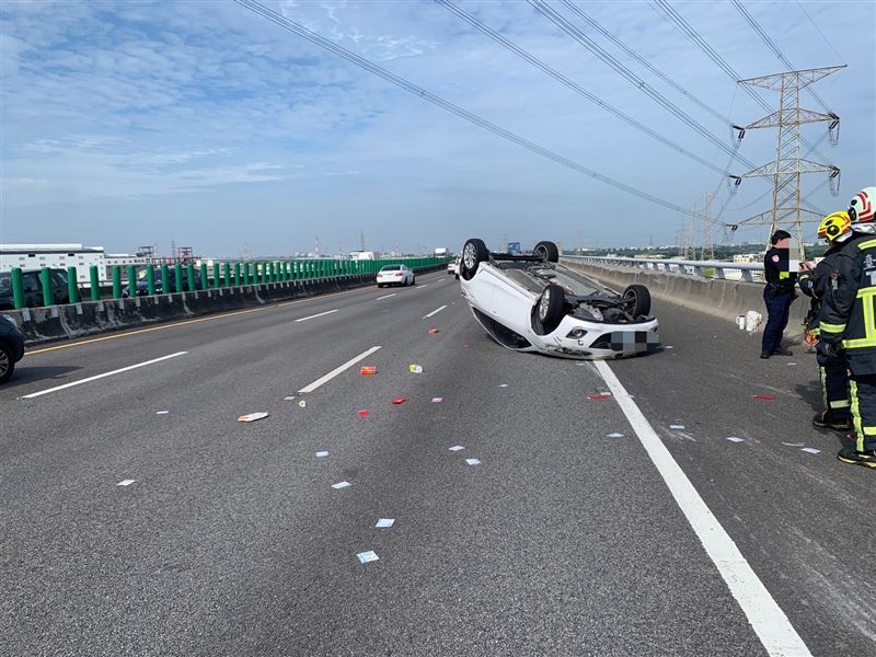 轎車駕駛及乘客僅受到輕傷無大礙，掉落物疑似是一塊黑布。（圖／翻攝畫面）