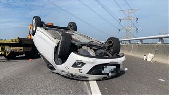 國3掉落物惹禍　白車失控甩尾「烏龜翻」