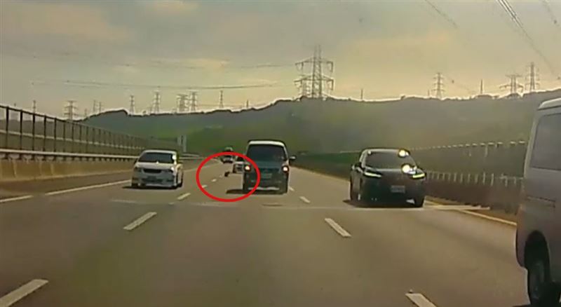 白色轎車為閃避車道上的黑色物體，失控翻覆。（圖／翻攝畫面）