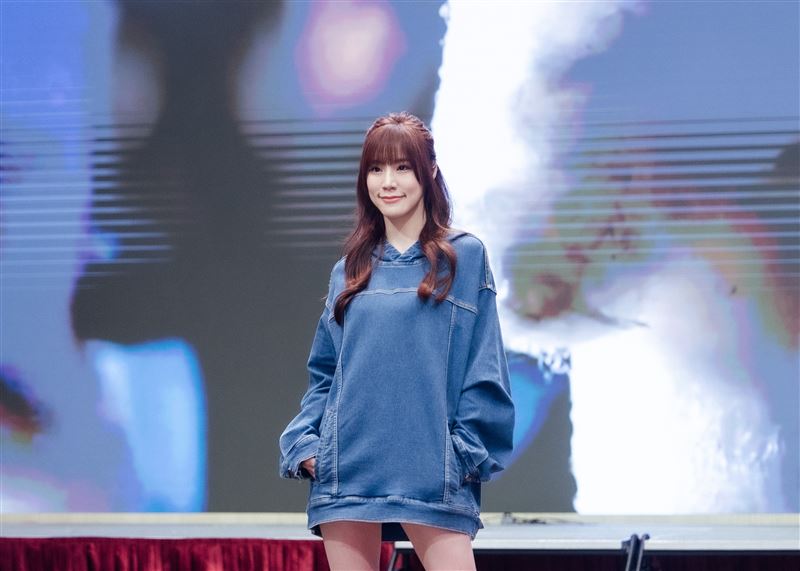 Amber駕馭三套風格迥異的服飾，牛仔帽T貼近她私下「休閒、舒適、帥氣」的日常穿搭。（圖／美國棉提供）