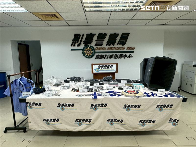 民宿現場查扣假中國公安制服上衣 2件、假公安服務證 2 組、1假公安機關標語等眾多證物。（圖／翻攝畫面）