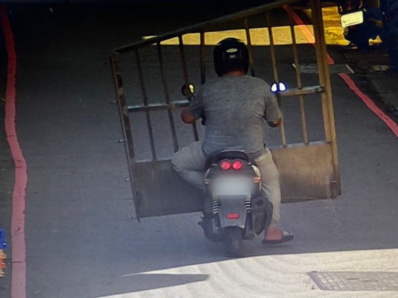 光天化日下，竊賊將偷來的鐵門架在機車前搬走，警方表示已鎖定對象。(圖／翻攝自竹南大小事臉書)