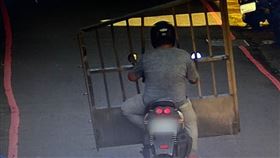 苗栗，竹南，竊賊，白天拿砂輪機，切割校園鐵門，騎機車硬扛偷走(圖／翻攝畫面)