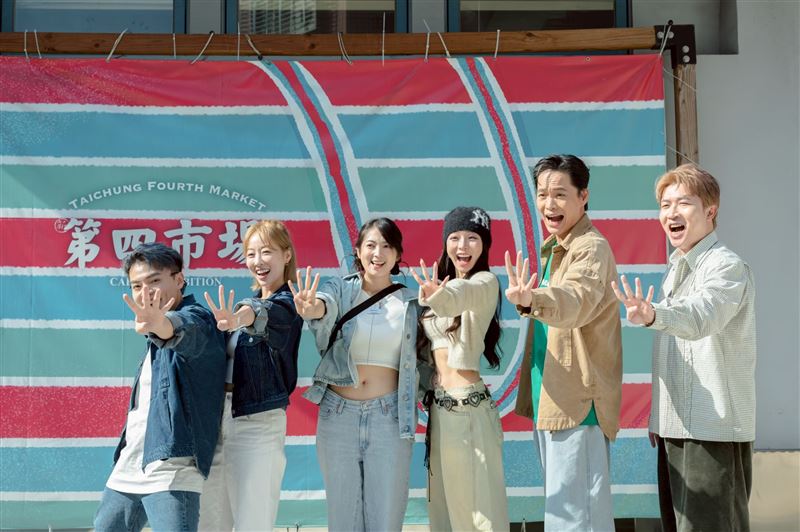 海產(左起)、夏語心、阿喜、林襄、黃鐙輝、張立東遊訪台中。(圖／公視台語台提供)