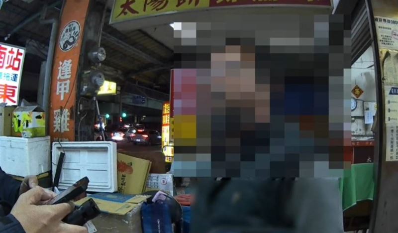 男子違停在公車站前領包裹，遭警盤查取締。(圖／翻攝畫面)