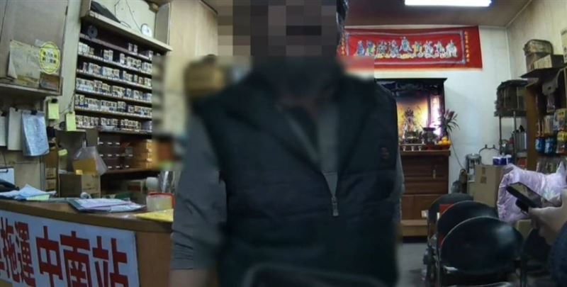 男子態度冷靜向警方表示沒帶證件，也不知道身分證字號，警方仍抽絲剝繭查出男子的通緝犯身分。(圖／翻攝畫面)