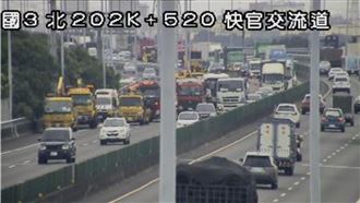 新／國3車禍！轎車猛撞拖板車…2人受困