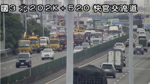 新／國3車禍！轎車猛撞拖板車…2人受困