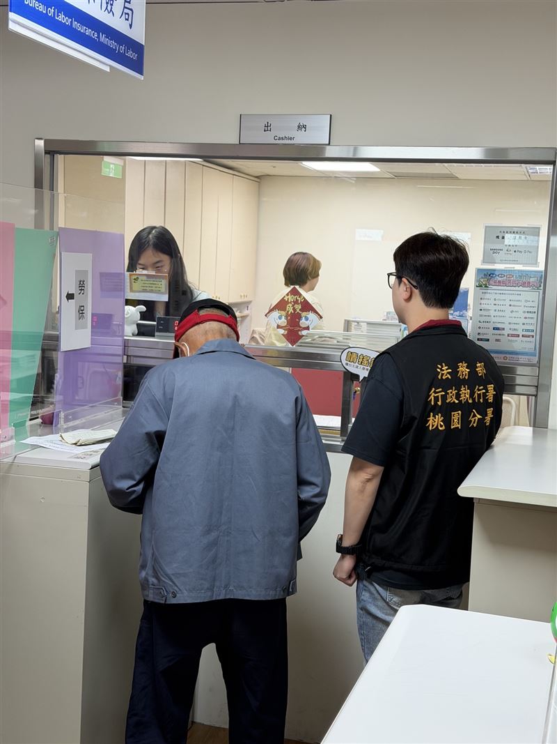 70多歲的父親為了兒子，只好「二度就業」攢錢幫還罰金。（圖／翻攝畫面）