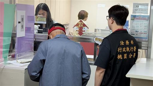 愛子欠罰金又吸毒　7旬父「2度就業」還錢