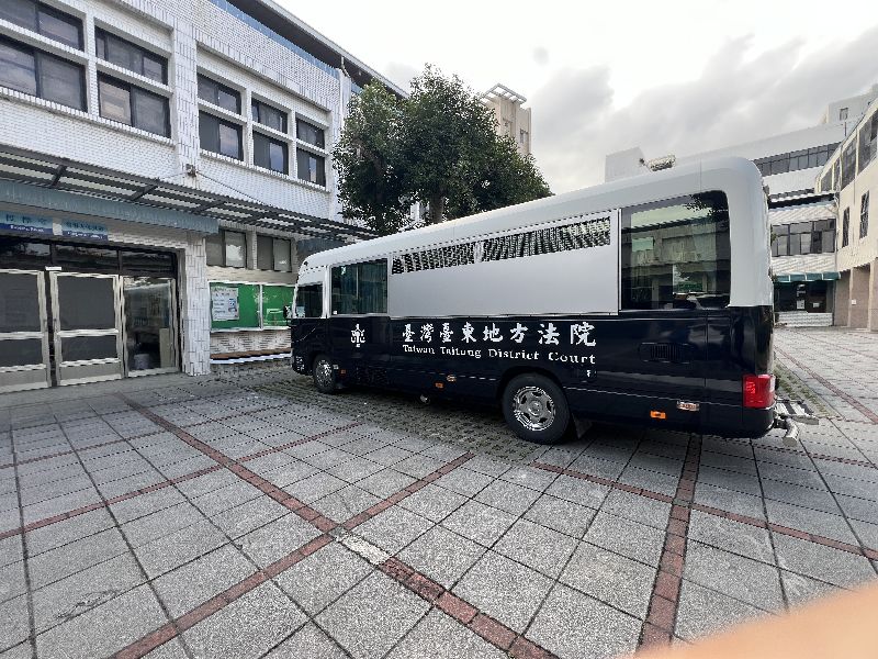 台東地檢署指揮刑事局與屏東、台東警方破獲詐騙集團機房，將詐團8成員聲押，但法院以被告坦承犯行，全數予以無保請回；台東地檢署22日表示遺憾，將儘速提抗告