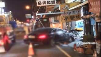 新／200萬賓士CLA自撞民宅！駕駛昏迷