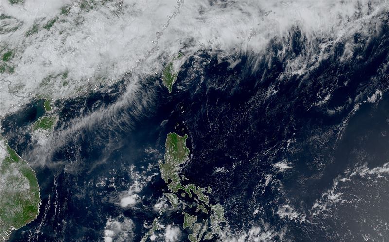 今天台灣仍位於太平洋高氣壓與梅雨鋒面之間,北部地區雲量略為增多。(圖/翻攝自台灣颱風論壇|天氣特急)