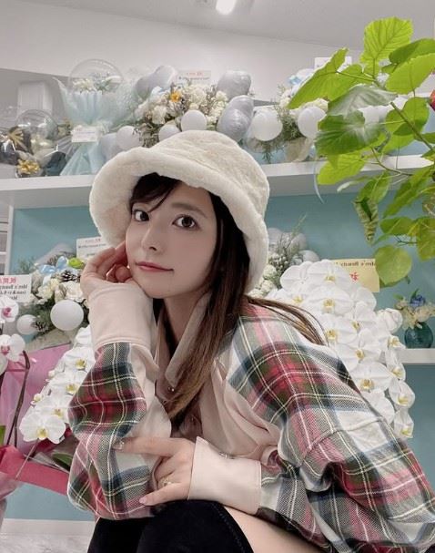 除了經營YouTube頻道與個人品牌外,上原亞衣近年也投入AI虛擬偶像歌手企劃,持續拓展演藝與商業版圖。(圖/翻攝自上原亞衣IG)