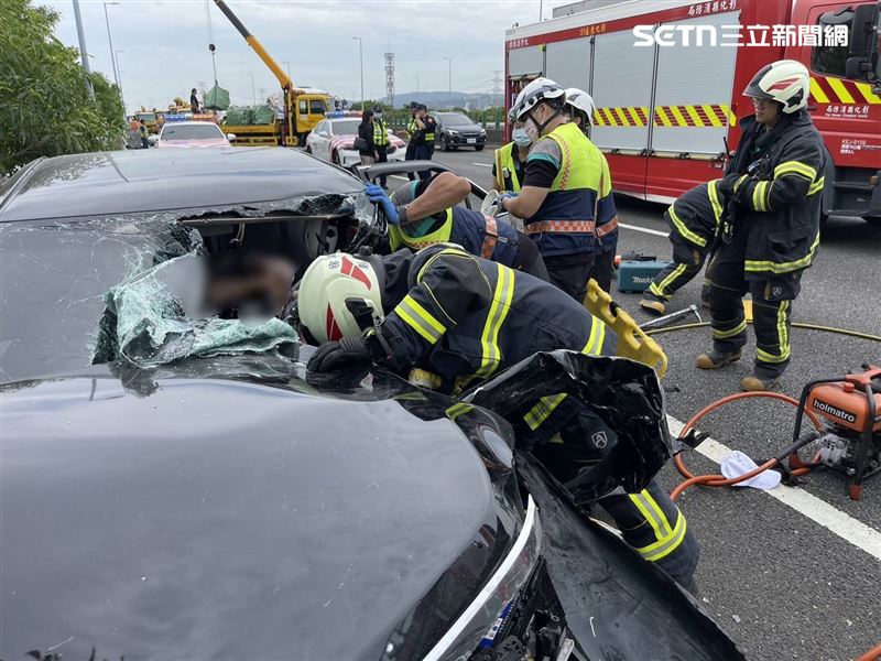 國道3號南下202公里發生追撞車禍，轎車與拖板車碰撞後，車頭變形2人受困。（圖／翻攝畫面）