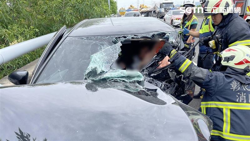 國3車禍!轎車猛撞拖板車…2人受困