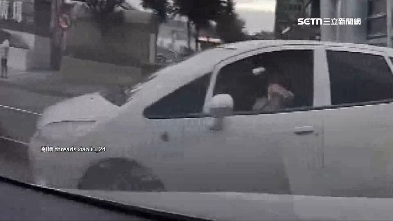 Uber司機迴轉載客 遭後車「閃燈、丟物」